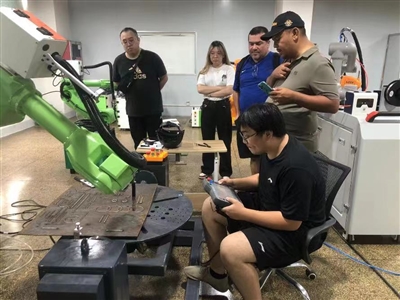 Warmly Welcome Our Important Customers To Visit And Learn About Robot Applications